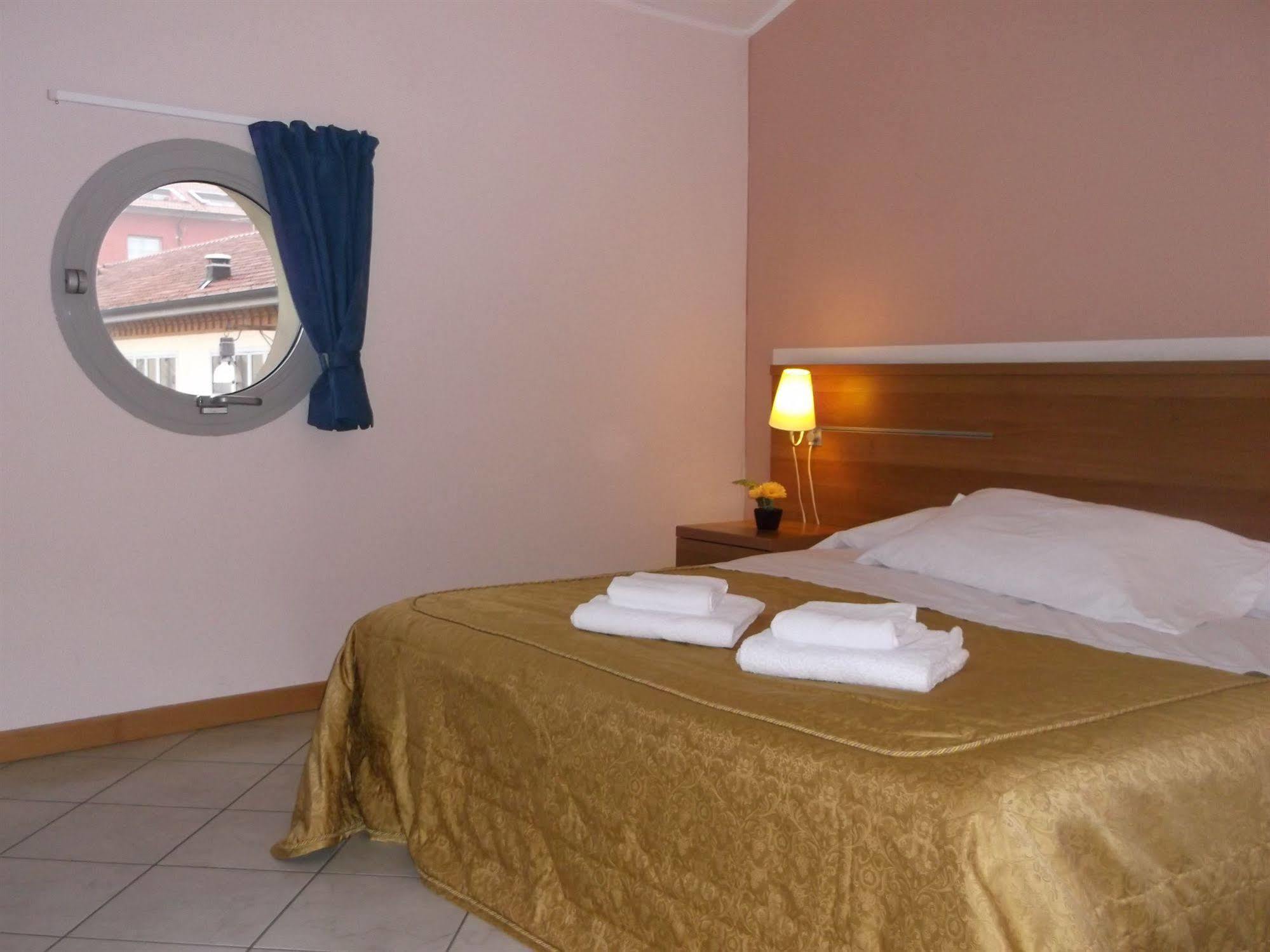 Albergo Meuble Abatjour Мантуя Экстерьер фото
