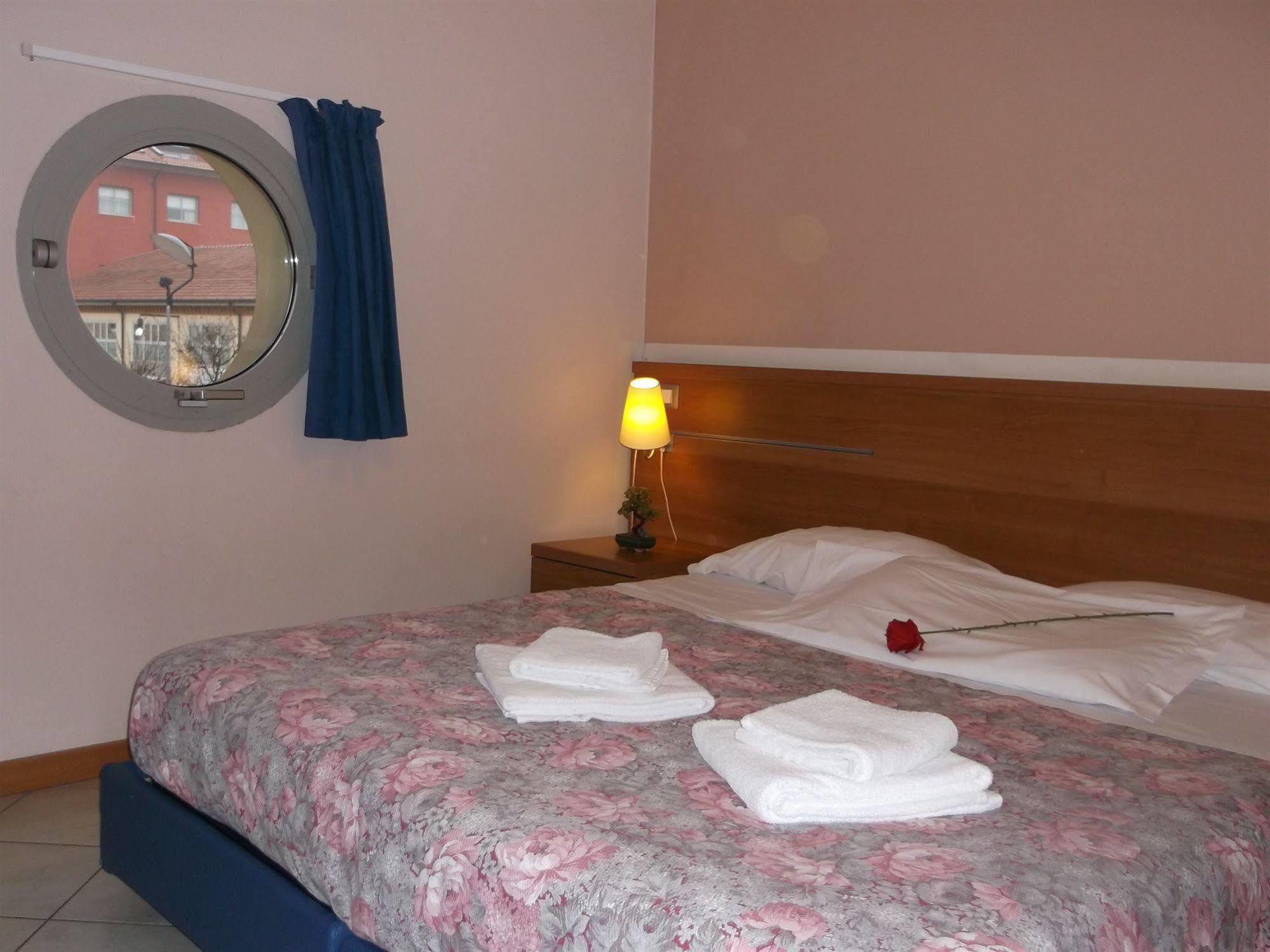 Albergo Meuble Abatjour Мантуя Экстерьер фото